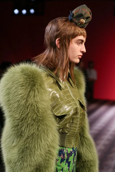 Look 16
